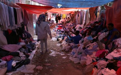 L’Impatto del Commercio Internazionale di Abbigliamento di Seconda Mano sull’Ambiente e sulla Società: Un’Analisi Completa e Proposte per una Transizione Sostenibile