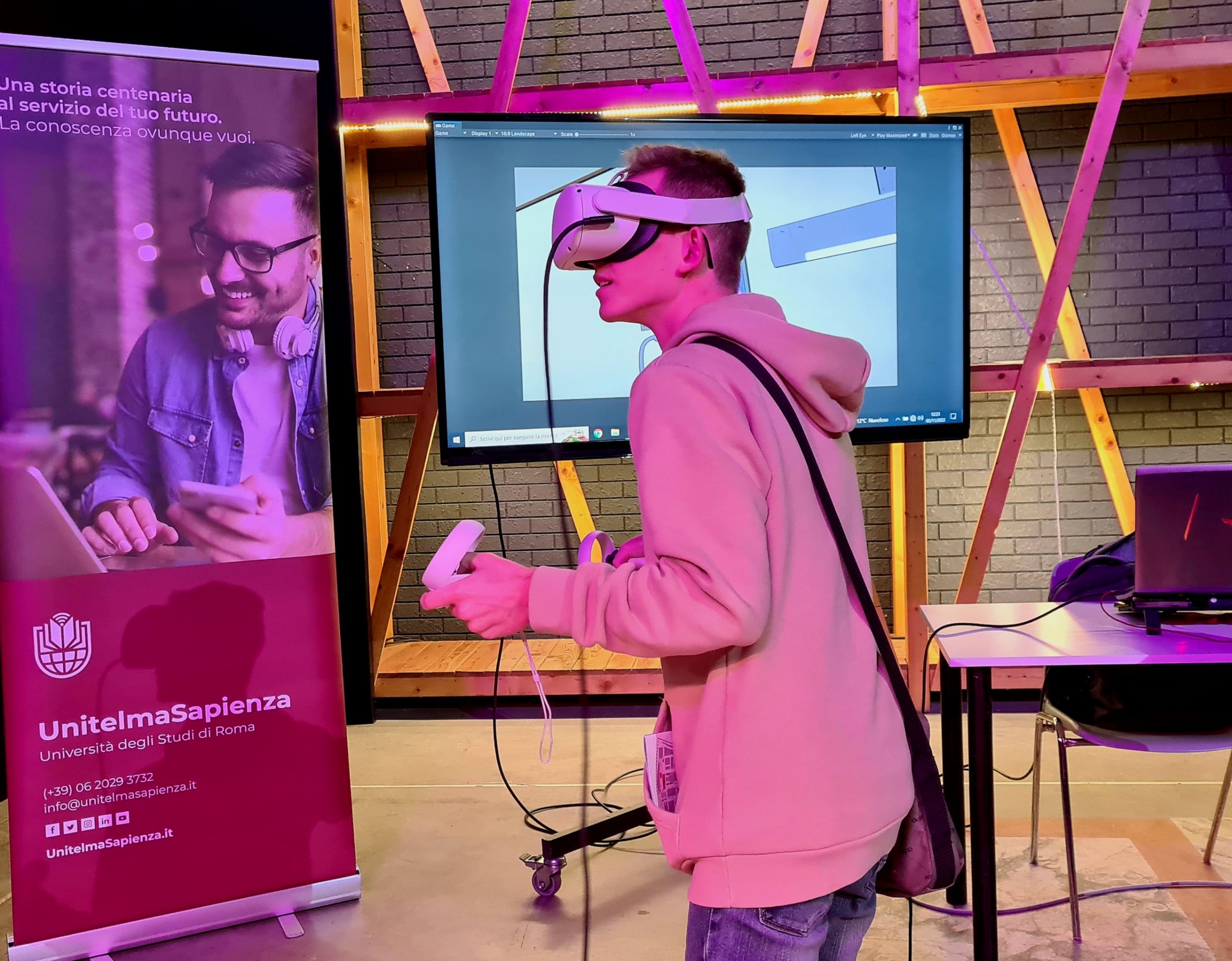 ragazzo che prova l'esperienza del VR al Videogame lab Foto da drone del sito archeologico