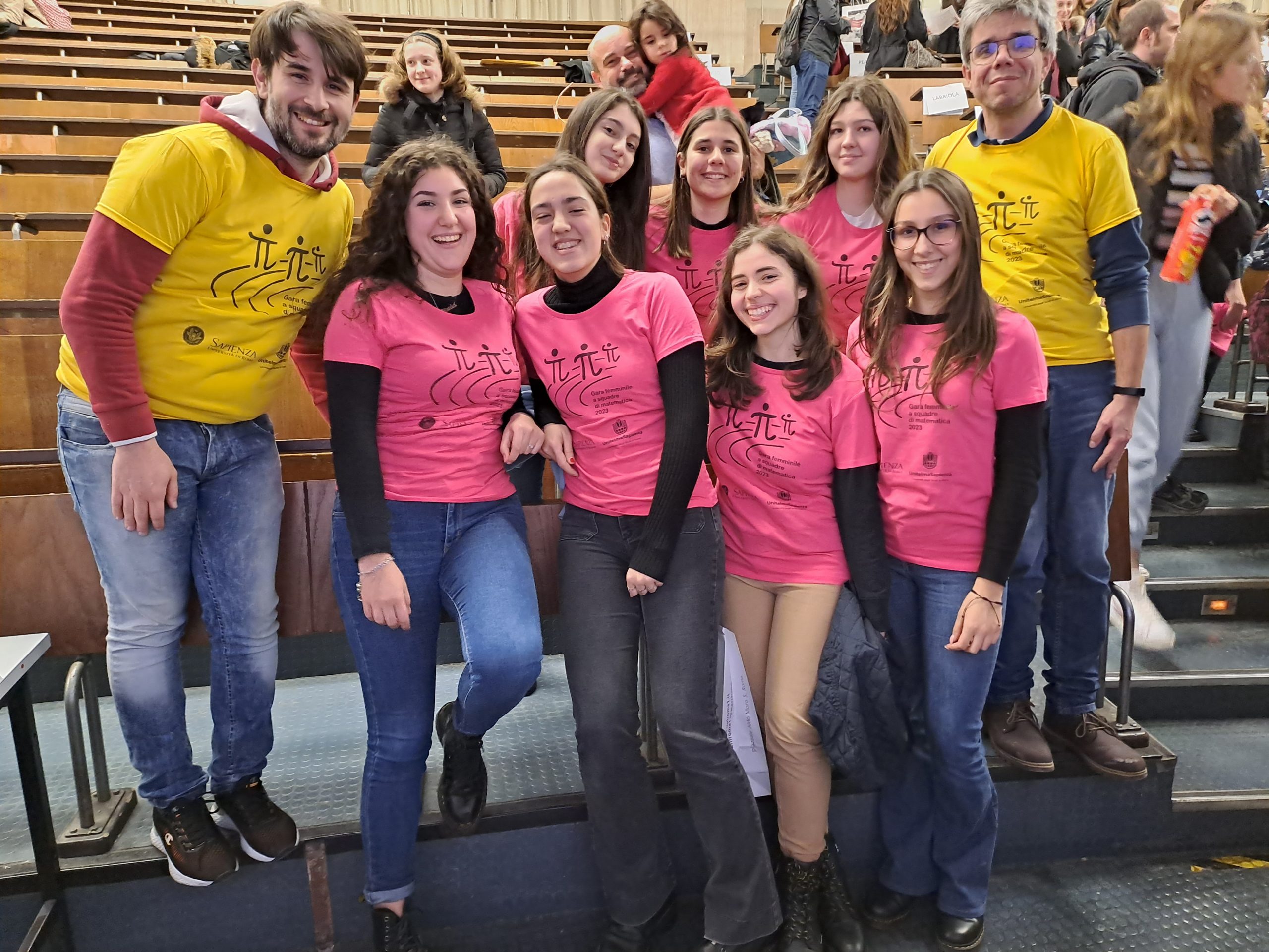 I partecipanti della gara femminile a squadre di matematica insieme allo staff