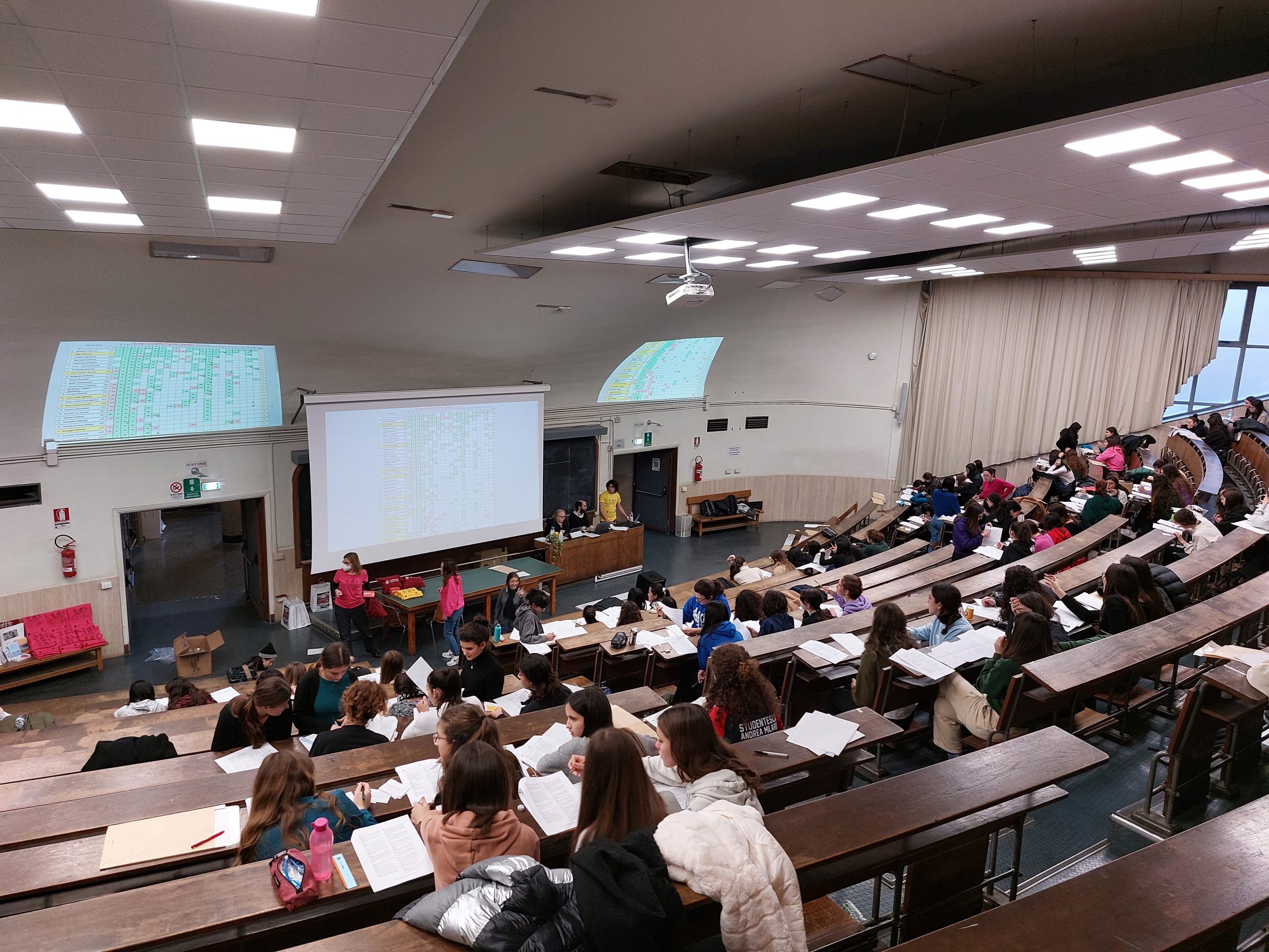 Partecipanti alla gara femminile di matematica in aula, durante lo svolgimento della prova