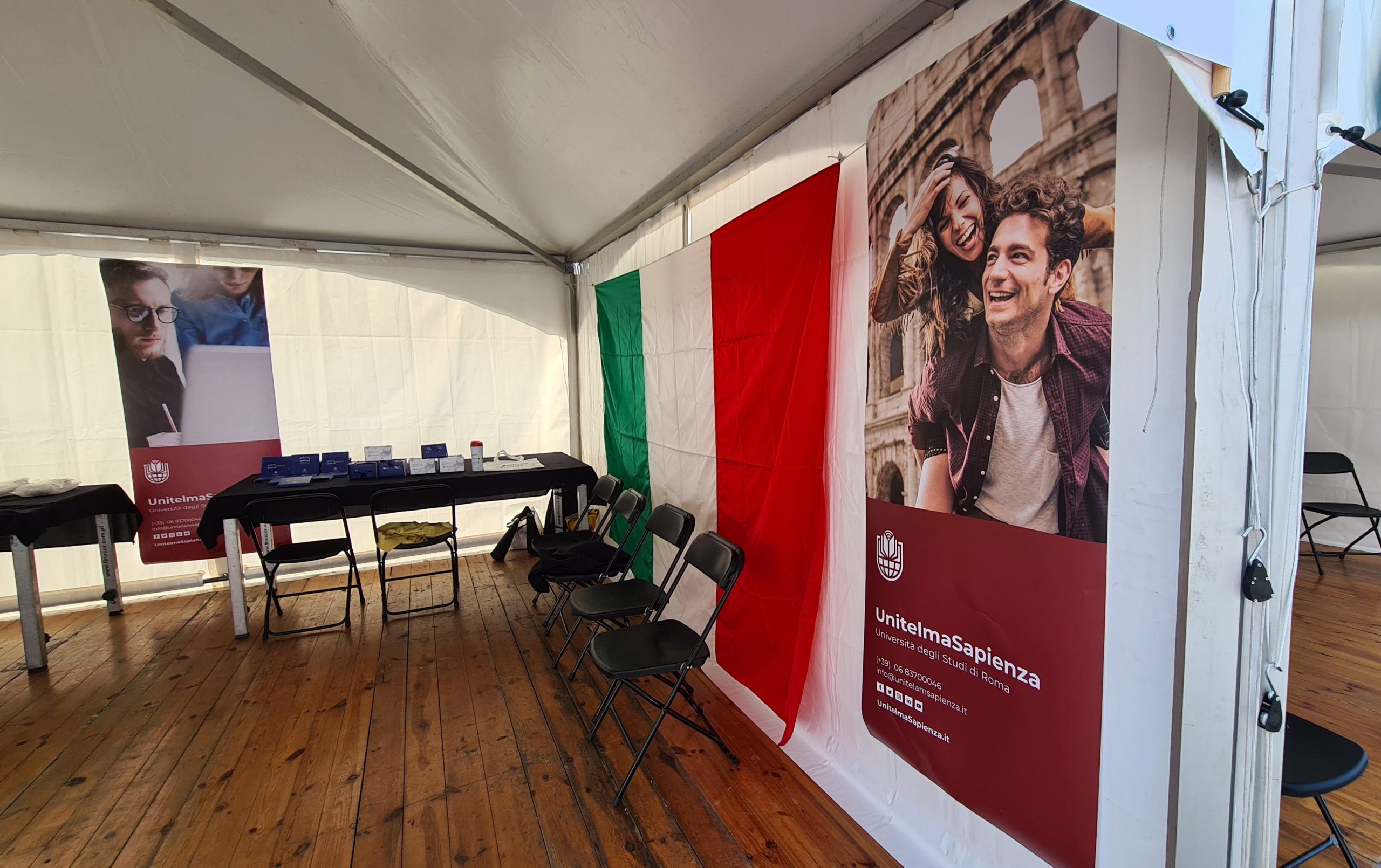 Lo stand di UnitelmaSapienza a Varsavia, durante la 26° edizione del Scienze Picnic