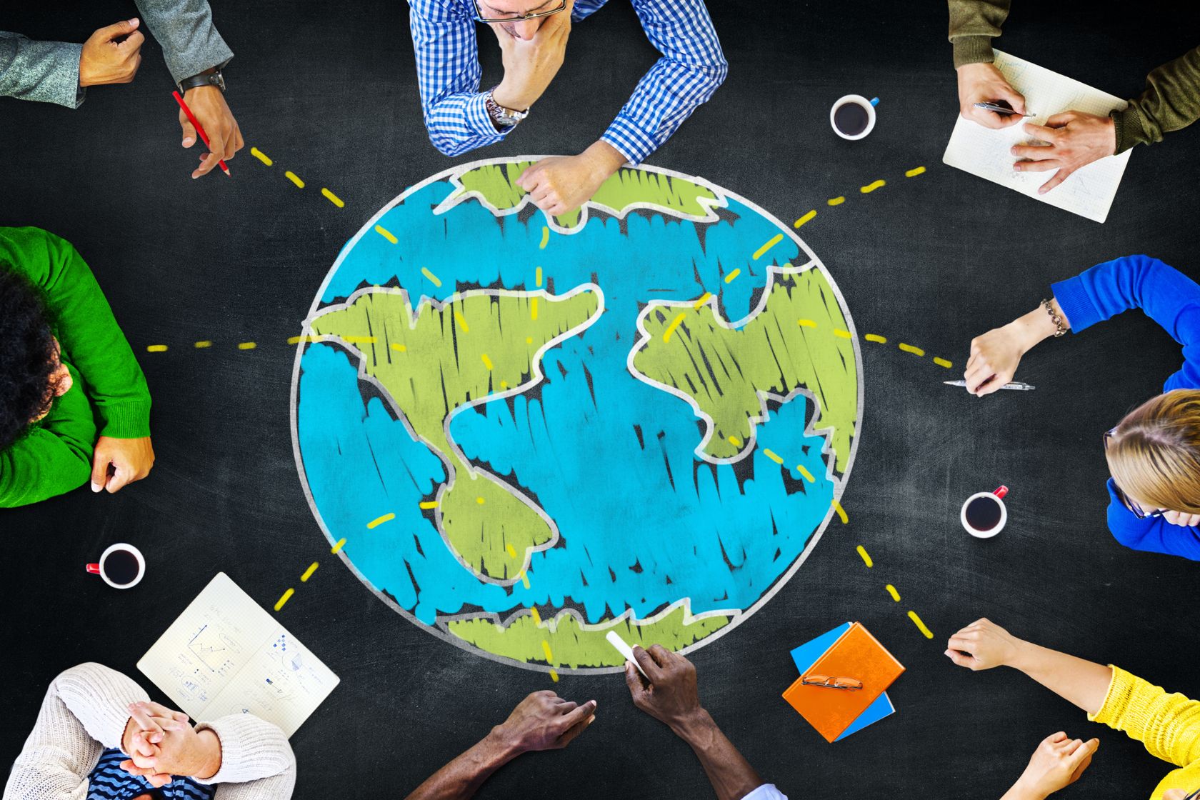 ragazzi erasmus lavorano in gruppo
