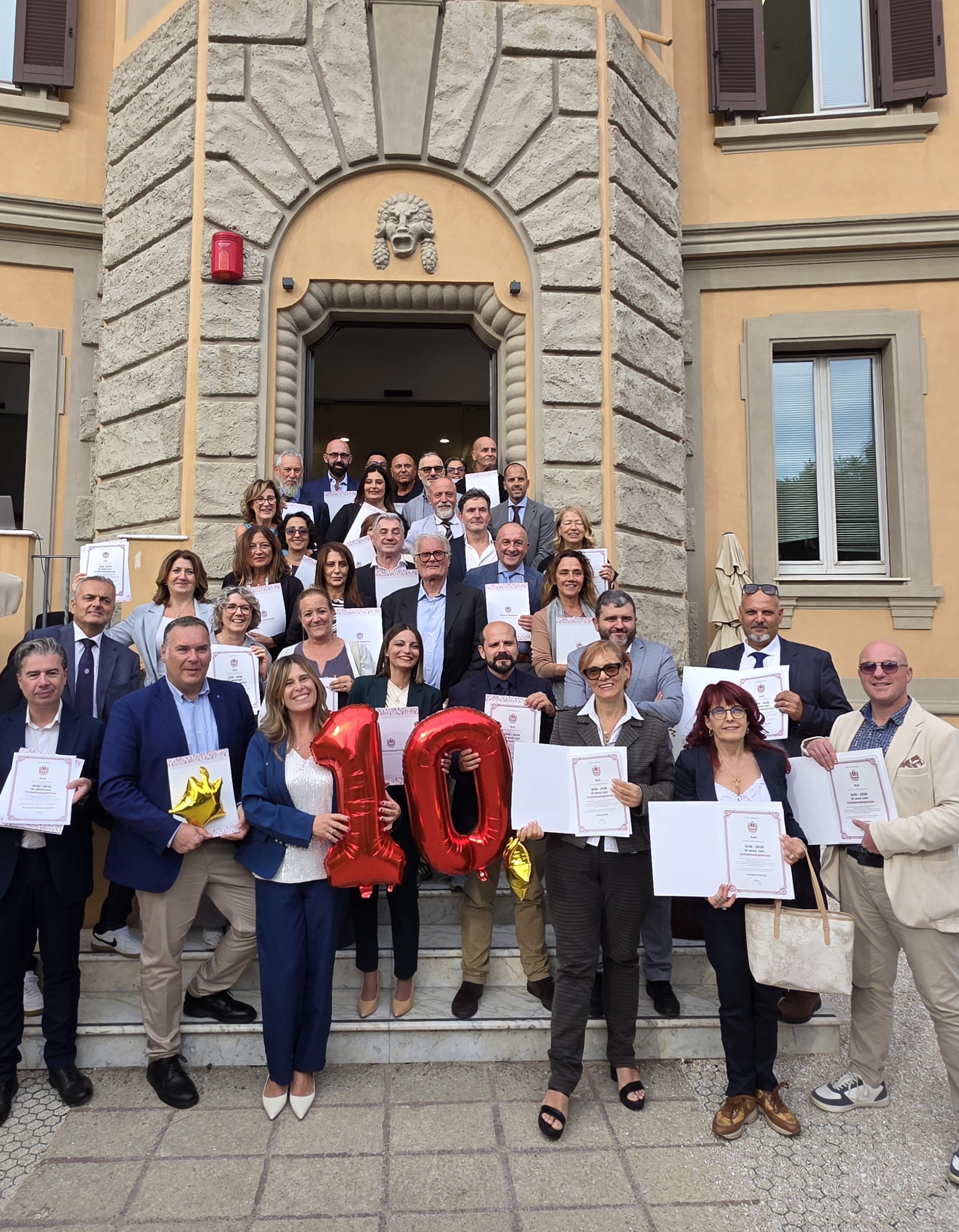 ragazzi erasmus lavorano in gruppo